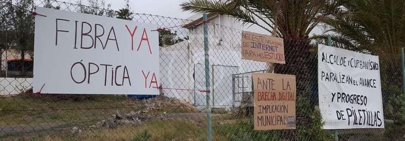 Carteles y pancartas colocadas por vecinos de Piletillas/TA.